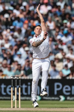 İngiltere 'den Brydon Carse topu 4. Rothesay Test Maçı' nda veriyor. 4. Gün İngiltere Hindistan 'a karşı Old Trafford Cricket Ground, Manchester, Birleşik Krallık, 26 Temmuz 2025