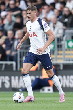 Tottenham Hotspur takımından Micky van de Ven, 26 Temmuz 2025 'te Luton Town ile Tottenham Hotspur arasında oynanan maçta