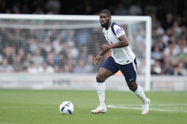 Tottenham Hotspur 'dan Kevin Danso, 26 Temmuz 2025' te Kenilworth Road, Luton, İngiltere 'de oynanan Luton Town-Tottenham Hotspur maçında topa vuruyor.