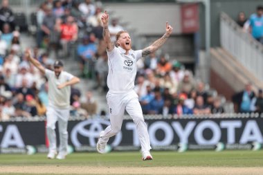 İngiltere kaptanı Ben Stokes, 27 Temmuz 2025 'te İngiltere' nin Old Trafford Cricket Ground, Manchester, İngiltere 'de oynanan 4. Rothesay Test Maçı' nda Hintli KL Rahul 'un kalesini kutluyor.
