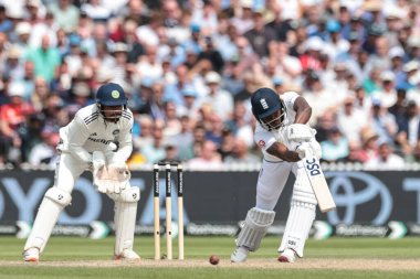 İngiltere 'den Jofra Archer 4. Rothesay Test Maçı' nda topa vuruyor. 4. Gün İngiltere Hindistan 'a karşı Old Trafford Cricket Ground, Manchester, İngiltere, 26 Temmuz 2025