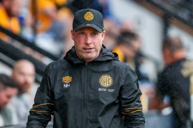 Cambridge United takımından Neil Harris 26 Temmuz 2025 'te Abbey Stadyumu, Cambridge' de oynanan Cambridge United-Charlton Atletizm karşılaşmasından önce maçı izliyor.
