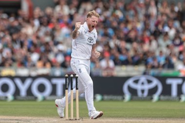 İngiltere kaptanı Ben Stokes, 27 Temmuz 2025 'te İngiltere' nin Old Trafford Cricket Ground, Manchester, İngiltere 'de oynanan 4. Rothesay Test Maçı' nda Hintli KL Rahul 'un kalesini kutluyor.