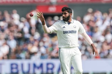 Hintli Jasprit Bumrah topu 4. Rothesay Test Maçı 'nda aldı. 3. Gün İngiltere Hindistan' a karşı Old Trafford Cricket Ground, Manchester, İngiltere, 25 Temmuz 2025