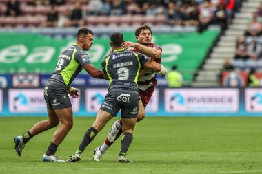 Wigan Warriors 'dan Ethan Havard, 25 Temmuz 2025' te İngiltere 'nin Wigan kentinde oynanan Betfred Süper Lig maçında Katalan Ejderhaları' ndan Benjamin Garcia ile karşılaştı.