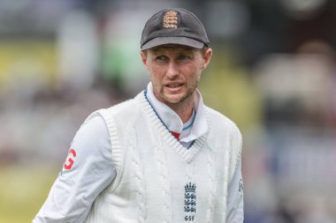 İngiltere 'den Joe Root, 6 Temmuz 2025' te Old Trafford Cricket Ground, Manchester 'da oynanan 4. Rothesay Test Maçı' nda çaya gidiyor.
