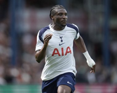 Tottenham Hotspur 'dan Mohammed Kudus, 26 Temmuz 2025' te Luton Town ile Tottenham Hotspur arasında oynanan karşılaşma sırasında İngiltere 'nin başkenti Luton' da oynanmıştır.