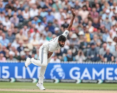 Hintli Jasprit Bumrah topu 4. Rothesay Test Maçı 'nda veriyor. 4. Gün İngiltere Hindistan' a karşı Old Trafford Cricket Ground, Manchester, İngiltere, 26 Temmuz 2025