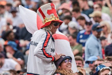 İngiltere Kaçık Ordu taraftarları 4. Rothesay Test Maçı 'nda atmosferin tadını çıkarıyorlar. 4. Gün İngiltere Hindistan' a karşı Old Trafford Cricket Ground, Manchester, Birleşik Krallık, 26 Temmuz 2025
