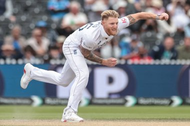 İngiltere kaptanı Ben Stokes topu 4. Rothesay Test Maçı 'nda veriyor. 5. İngiltere Hindistan' a karşı Eski Trafford Kriket Sahası, Manchester, Birleşik Krallık, 27 Temmuz 2025