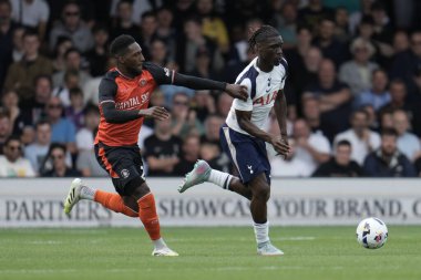 Tottenham Hotspur takımından Yves Bissouma, 26 Temmuz 2025 'te İngiltere, Luton Road, Luton' da Luton Town ile Tottenham Hotspur arasında oynanan sezon öncesi dostluk maçında topun üstündeydi.