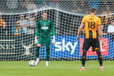 Charlton Athletic takımından Thomas Kaminski, Cambridge United ile Charlton Athletic maçında 26 Temmuz 2025 'te Abbey Stadyumu' nda karşı karşıya geldi.