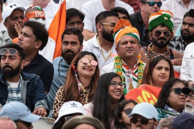 Hindistan taraftarları 4. Rothesay Test Maçı 'nda atmosferi emiyorlar. 4. Gün İngiltere Hindistan' a karşı Old Trafford Cricket Ground, Manchester, Birleşik Krallık, 26 Temmuz 2025