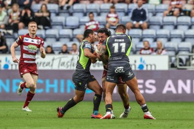 Wigan Warriors takımından Patrick Mago, 25 Temmuz 2025 'te İngiltere' nin başkenti Wigan 'da oynanan Betfred Süper Lig karşılaşmasında Katalan Ejderhaları' ndan Tariq Sims tarafından yenildi.