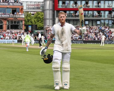 İngiltere kaptanı Ben Stokes, Manchester 'daki Old Trafford Cricket Ground' da Hindistan 'a karşı oynanan 4. Rothesay Test Maçı' nda ilk atışta 5 kale alarak platin sahasını ayakta alkışladı.