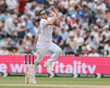 İngiltere 'den Liam Dawson topu 4. Rothesay Test Maçı' nda veriyor. 4. Gün İngiltere Hindistan 'a karşı Old Trafford Cricket Ground, Manchester, Birleşik Krallık, 26 Temmuz 2025