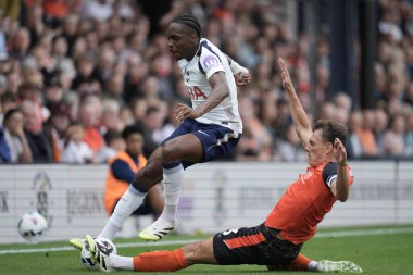 Luton Town, Tottenham Hotspur 'a karşı 26 Temmuz 2025' te Luton Road, İngiltere 'de oynanan sezon öncesi dostluk maçı sırasında