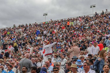 İngiltere Kaçık Ordu taraftarları 4. Rothesay Deneme Maçı 'nda oranın keyfini çıkarıyorlar. 4. Gün İngiltere Hindistan' a karşı Old Trafford Cricket Ground, Manchester, Birleşik Krallık, 26 Temmuz 2025