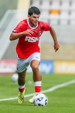 Charlton Athletic takımından Rob Apter 26 Temmuz 2025 tarihinde Cambridge, Cambridge 'deki Abbey Stadyumu' nda Cambridge United ve Charlton Athletic maçında topla koşar.