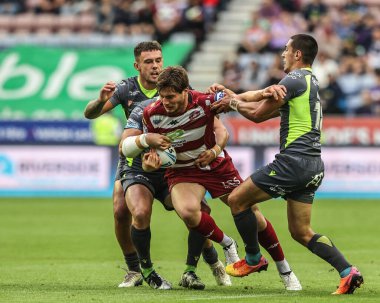 Wigan Warriors 'dan Ethan Havard, 25 Temmuz 2025' te İngiltere 'nin Wigan kentinde oynanan Betfred Süper Lig maçında Katalan Ejderhaları' ndan Benjamin Garcia ile karşılaştı.