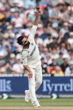 Hintli Ravindra Jadeja topu 4. Rothesay Test Maçı 'nda veriyor. 3. Gün İngiltere Hindistan' a karşı Old Trafford Cricket Ground, Manchester, İngiltere, 25 Temmuz 2025