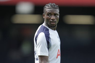 Tottenham Hotspur 'dan Mohammed Kudus, 26 Temmuz 2025' te Luton Town ile Tottenham Hotspur arasında oynanan karşılaşma sırasında İngiltere 'nin başkenti Luton' da oynanmıştır.