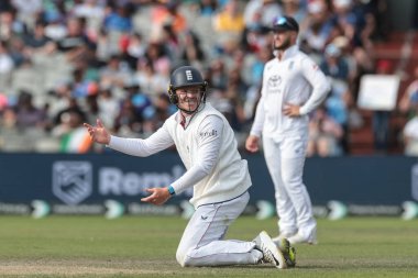İngiltere 'nin Ollie Pope' u, 4. Rothesay Test Maçı 'nın 4. Günü Hindistan' a karşı Old Trafford Cricket Ground, Manchester, Birleşik Krallık, 26 Temmuz 2025 'te oynanan final maçında yakın kayma sonucu aldığı tepkiye tepki gösterdi.