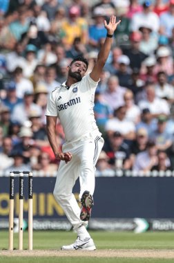 Hindistan 'dan Mohammed Siraj topu 4. Rothesay Test Maçı' nda veriyor. 3. Gün İngiltere Hindistan 'a karşı Old Trafford Cricket Ground, Manchester, Birleşik Krallık, 25 Temmuz 2025