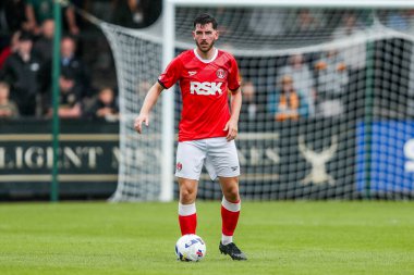 Charlton Athletic takımından Joe Rankin-Costello 26 Temmuz 2025 'te Abbey Stadyumu' nda Cambridge United ve Charlton Athletic maçında topla koşuyor.