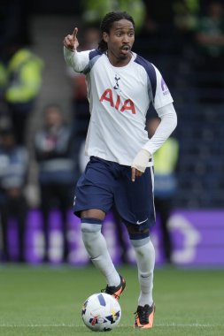 Tottenham Hotspur 'dan Djed Spence, 26 Temmuz 2025' te İngiltere, Luton Road, Luton 'da Luton Town ile Tottenham Hotspur arasında oynanan sezon öncesi dostluk maçında topa vuruyor.