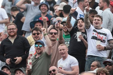 İngiltere Kaçık Ordu taraftarları 4. Rothesay Test Maçı 'nda atmosferin tadını çıkarıyorlar. 4. Gün İngiltere Hindistan' a karşı Old Trafford Cricket Ground, Manchester, Birleşik Krallık, 26 Temmuz 2025