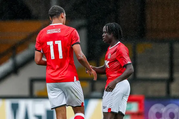 Charlton Athletic takımından Miles Leaburn, 26 Temmuz 2025 'te Cambridge' deki Abbey Stadyumu 'nda oynanan Cambridge United' ın Charlton Atletizm maçında takım arkadaşlarıyla 1-0 kazanma hedefini kutluyor.