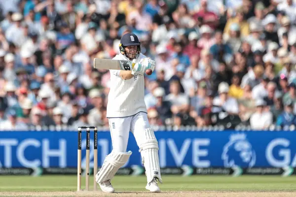 İngiltere 'den Joe Root 4. Rothesay Deneme Maçı' nda vuruş yaptı. 3. Gün İngiltere Hindistan 'a karşı Old Trafford Cricket Ground, Manchester, Birleşik Krallık, 25 Temmuz 2025