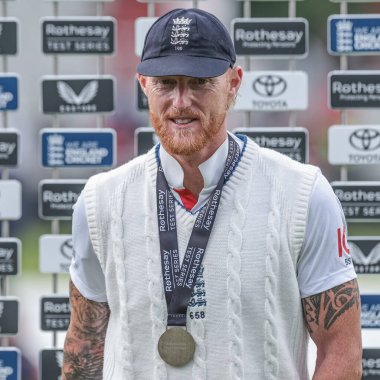 İngiltere kaptanı Ben Stokes, 27 Temmuz 2025 tarihinde İngiltere 'nin Old Trafford Cricket Ground, Manchester' da Hindistan 'a karşı oynadığı 4. Rothesay Test Maçı' nda bu sınavın oyuncusudur.