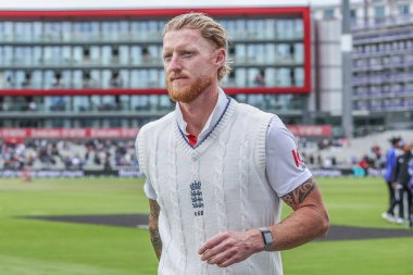 İngiltere kaptanı Ben Stokes, el sıkışma ve beraberlik sonrasında İngiltere 'nin Hindistan' a karşı 4. Rothesay Test Maçı 'nda 27 Temmuz 2025' te Old Trafford Cricket Ground, Manchester, İngiltere 'de onaylandı.