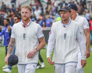 İngiltere kaptanı Ben Stokes ve İngiltere 'den Joe Root, 27 Temmuz 2025' te Old Trafford Cricket Ground, Manchester, İngiltere 'de oynanan 4. Rothesay Test Maçı 5.