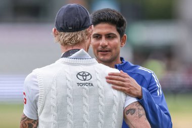 İngiltere kaptanı Ben Stokes ve Hindistan kaptanı Shubman Gill, 27 Temmuz 2025 'te İngiltere' nin Hindistan 'a karşı yapacağı 4. Rothesay Test Maçı' nda el sıkışıyor.