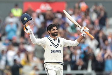 Hindistan 'dan Washington Sundar, 27 Temmuz 2025' te Old Trafford Cricket Ground, Manchester, İngiltere 'de oynanan 4. Rothesay Test Maçı' nda bir yüzyılı (100 koşu) kutluyor.