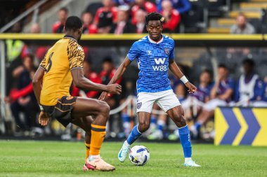 Sunderland 'dan Simon Adingra, 29 Temmuz 2025' te İngiltere 'nin Hull şehrinin MKM Stadyumu' nda oynanan Hull City ile Sunderland maçında topu aldı.