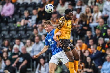 Sunderland 'dan Daniel Ballard, 29 Temmuz 2025' te MKM Stadyumu 'nda Hull City ile Sunderland arasındaki sezon öncesi dostluk maçında yüksek topu kazanmak için sıçradı.