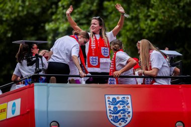 İngiltere 'den Lauren Hemp, 29 Temmuz 2025' te İngiltere 'deki The Mall, Londra' daki Kadın Avro Zafer Töreni 'nde kutlama yapıyor.