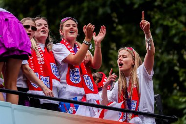 İngiltere 'den Jess Park, Lauren Hemp, Grace Clinton ve Hannah Hampton, 29 Temmuz 2025' te İngiltere 'deki The Mall, Londra, İngiltere' deki Kadın Avro Zafer Töreni 'nde kutlama yapıyorlar.