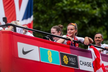 İngiltere 'den Ella Toone, 29 Temmuz 2025' te İngiltere 'deki The Mall, Londra' daki Kadın Avro Zafer Töreni 'ne bakıyor.