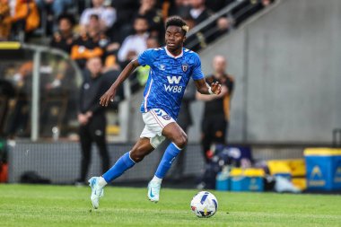 Sunderland 'dan Simon Adingra, 29 Temmuz 2025' te İngiltere 'nin Hull şehrinin MKM Stadyumu' nda oynanan Hull City ile Sunderland maçında topu aldı.