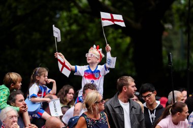 İngiltere 'den önce The Mall' a gelen taraftarlar, 29 Temmuz 2025 'te İngiltere' deki The Mall, Londra 'daki Kadınlar Euro Zafer Yürüyüşü' ne katıldılar.