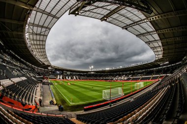 29 Temmuz 2025 'te MKM Stadyumu' nda Hull City ile Sunderland arasındaki sezon öncesi dostluk maçı öncesinde MKM Stadyumu genel olarak izleniyor.