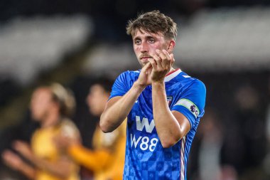 Sunderland 'dan Dan Neil, 29 Temmuz 2025' te İngiltere 'nin Hull kentindeki MKM Stadyumu' nda oynanan Hull City-Sunderland maçında taraftarları alkışlıyor.