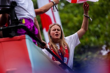 İngiltere 'den Hannah Hampton, 29 Temmuz 2025' te İngiltere 'deki The Mall, Londra' daki Kadın Avro Zafer Töreni 'nde kutlama yapıyor.