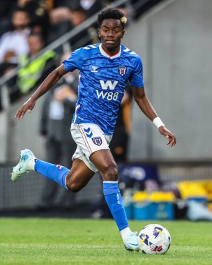 Sunderland 'dan Simon Adingra, 29 Temmuz 2025' te İngiltere 'nin Hull şehrinin MKM Stadyumu' nda oynanan Hull City ile Sunderland maçında topu aldı.