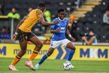 Sunderland 'dan Simon Adingra, 29 Temmuz 2025' te İngiltere 'nin Hull şehrinin MKM Stadyumu' nda oynanan Hull City ile Sunderland maçında topu aldı.